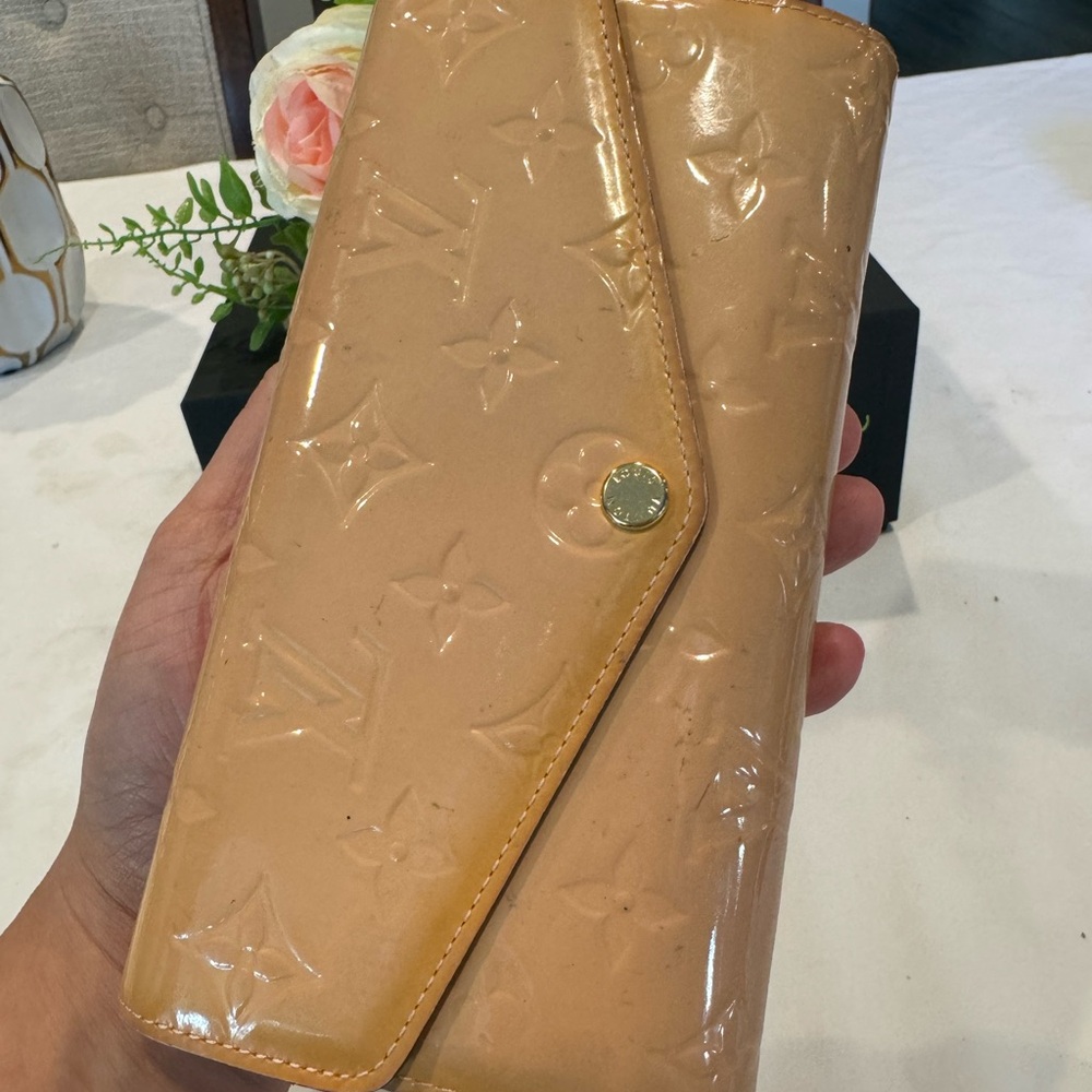 Authentic Louis Vuitton Sarah vernis wallet - Picture 4 of 14